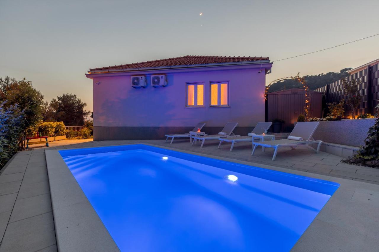 Villa Katess With Heated Pool スプリト エクステリア 写真